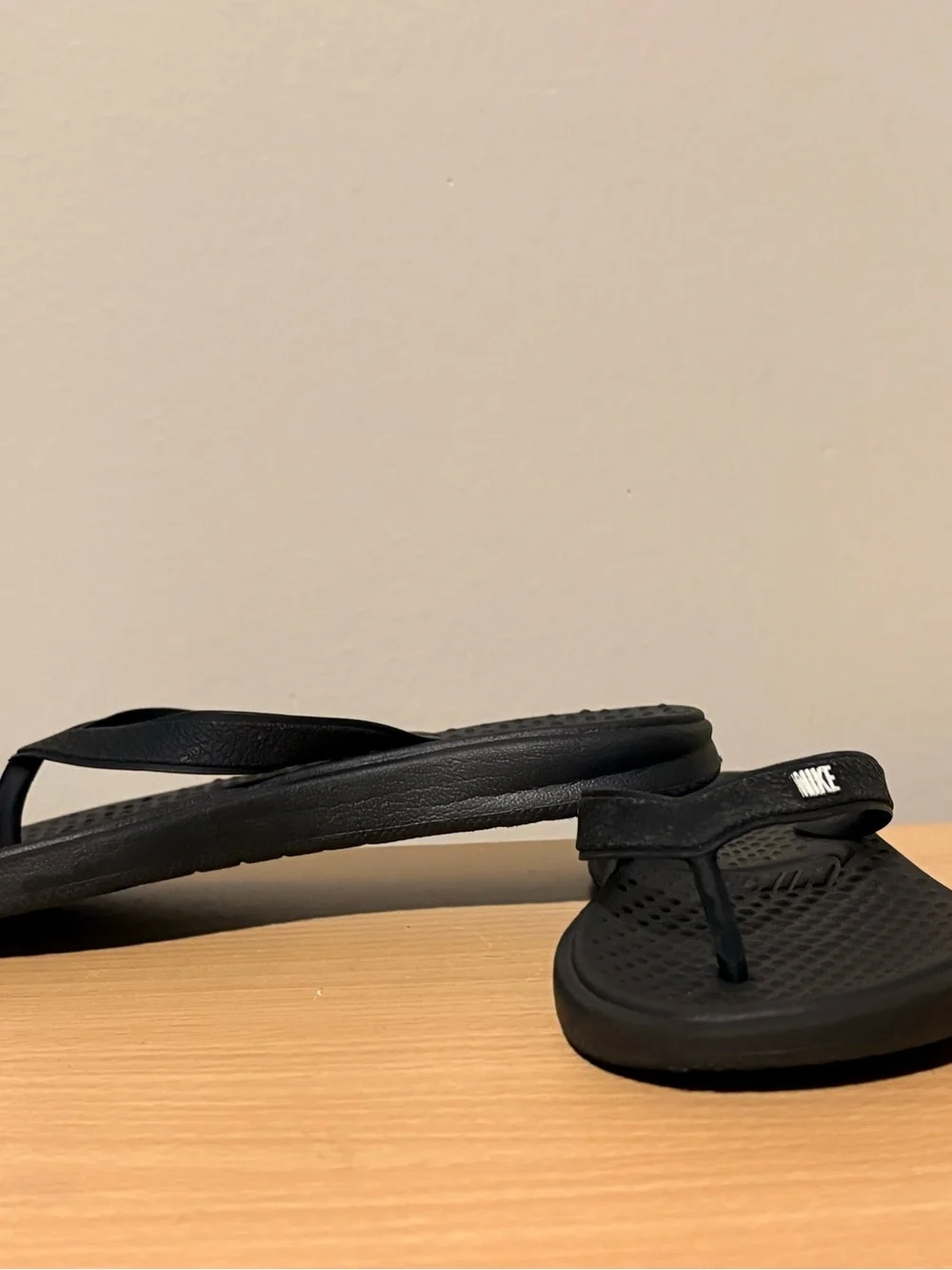 Nike Kids Black Flip Flops SOLAY Thong Sandals EUC White Spellout Kids Size P11